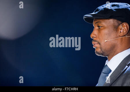 Düsseldorf, Deutschland. 28. November 2015. Fromer britischer Boxer Lennox Lewis in den Boxring der Esprit Arena in Düsseldorf, 28. November 2015. Foto: ROLF VENNENBERND/Dpa/Alamy Live News Stockfoto