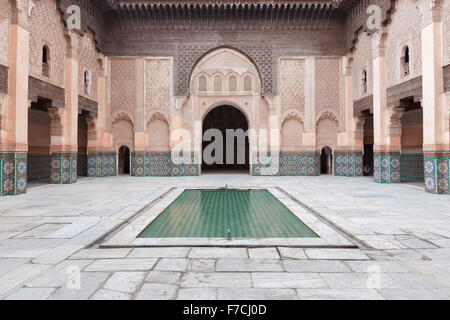 Innenhof des Ben Youssef Medersa in Marrakesch, Marokko Stockfoto