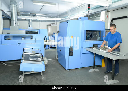 Lugano, Schweiz - 24. Oktober 2014: Mann arbeitet auf einer Broschüre und Magazin Heftmaschine Prozess in Lugano in der Schweiz Stockfoto