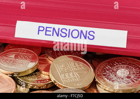 Pensionen Portfolio auf einem Stapel von Sterling Pound Münzen Geld für Altersvorsorge und Rente Topf Fonds zu illustrieren. England Großbritannien Großbritannien Stockfoto