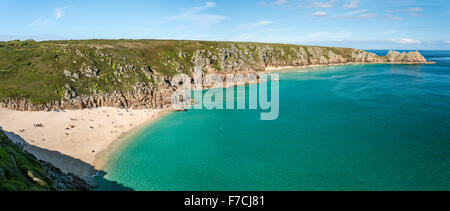 Panorama von Porthcurno Beach vom Minack Open Air Theatre, Cornwall, England, Großbritannien Stockfoto