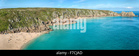 Panorama von Porthcurno Beach vom Minack Open Air Theatre, Cornwall, England, Großbritannien Stockfoto