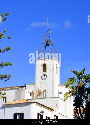 Die historische Glocke Turm des Torre de Relogio in Albufeira Altstadt Stockfoto