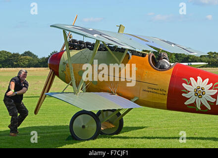 Pilot Rob Gauld-Galliers flog eine Reproduktion eines Albatros DVA WWI Flugzeuge im Ersten Weltkrieg Flugplatz zu verstauen Maries, Essex, Großbritannien Stockfoto