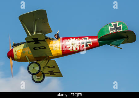 Pilot Rob Gauld-Galliers flog eine Reproduktion eines Albatros DVA WWI Flugzeuge im Ersten Weltkrieg Flugplatz zu verstauen Maries, Essex, Großbritannien Stockfoto