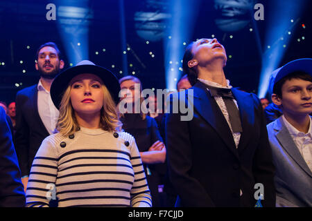 Düsseldorf, Deutschland. 29. November 2015. US-Schauspielerin Hayden Panettiere, die Freundin von ukrainischen Boxer Wladimir Klitschko und Natalia Klitschko, Ehefrau von Vitali Klitschko, besuchen die World Heavyweight Titelkampf zwischen Klitschko und Großbritanniens Tyson Fury in der Esprit Arena in Düsseldorf, 28. November 2015. Tyson Fury of Britain ist neuer Schwergewichts-Weltmeister nach dem Sieg über lang regierende Ukrainer Vladimir Klitschko in einem einstimmigen Beschluss in Düsseldorf. Bildnachweis: Dpa picture Alliance/Alamy Live News Stockfoto