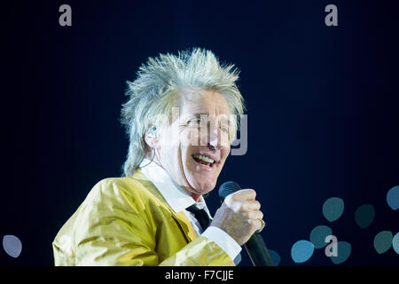 Düsseldorf, Deutschland. 29. November 2015. Düsseldorf, Deutschland. 28. November 2015. Britische Sänger Rod Stewart führt in der Esprit Arena in Düsseldorf, 28. November 2015. Bildnachweis: Dpa picture Alliance/Alamy Live News Stockfoto