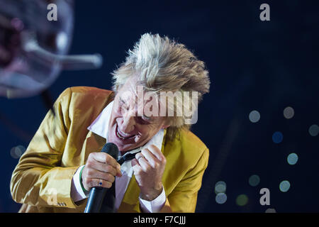 Düsseldorf, Deutschland. 29. November 2015. Düsseldorf, Deutschland. 28. November 2015. Britische Sänger Rod Stewart führt in der Esprit Arena in Düsseldorf, 28. November 2015. Bildnachweis: Dpa picture Alliance/Alamy Live News Stockfoto