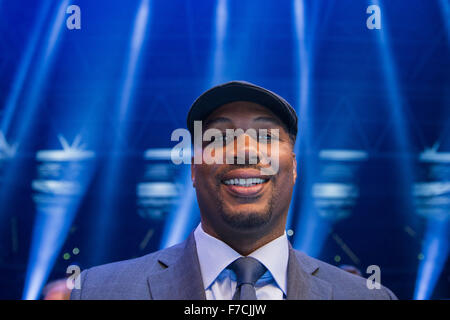 Düsseldorf, Deutschland. 29. November 2015. Düsseldorf, Deutschland. 28. November 2015. Fromer britischer Boxer Lennox Lewis in den Boxring der Esprit Arena in Düsseldorf, 28. November 2015. Bildnachweis: Dpa picture Alliance/Alamy Live News Stockfoto