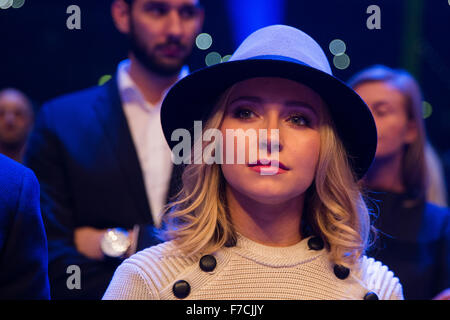 Düsseldorf, Deutschland. 29. November 2015. US-Schauspielerin Hayden Panettiere, die Freundin des ukrainischen Boxers Vladimir Klitschko, besucht die World Heavyweight Titelkampf zwischen Klitschko und Großbritanniens Tyson Fury in der Esprit Arena in Düsseldorf, 28. November 2015. Tyson Fury of Britain ist neuer Schwergewichts-Weltmeister nach dem Sieg über lang regierende Ukrainer Vladimir Klitschko in einem einstimmigen Beschluss in Düsseldorf. Fury, 27, gewann die Titel der drei wichtigsten Ranking Organisationen, IBF, WBO und WBA, vor 45.000 Zuschauern eine Partituren von 115-112, 115-112 und 116-111. © Dpa Stockfoto