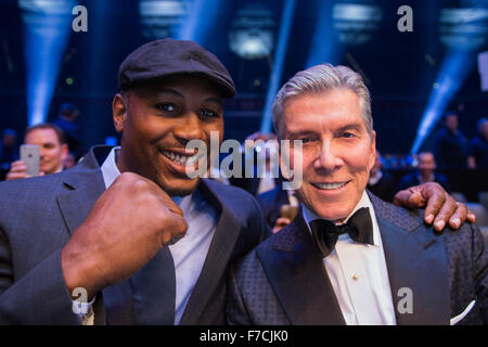 Düsseldorf, Deutschland. 29. November 2015. Düsseldorf, Deutschland. 28. November 2015. Ehemaliger britischer Boxer Lennox Lewis (L) und den USA läuten Ansager Michael Buffer in den Boxring der Esprit Arena in Düsseldorf, 28. November 2015. Bildnachweis: Dpa picture Alliance/Alamy Live News Stockfoto