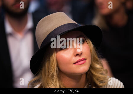 Düsseldorf, Deutschland. 29. November 2015. US-Schauspielerin Hayden Panettiere, die Freundin des ukrainischen Boxers Vladimir Klitschko, besucht die World Heavyweight Titelkampf zwischen Klitschko und Großbritanniens Tyson Fury in der Esprit Arena in Düsseldorf, 28. November 2015. Tyson Fury of Britain ist neuer Schwergewichts-Weltmeister nach dem Sieg über lang regierende Ukrainer Vladimir Klitschko in einem einstimmigen Beschluss in Düsseldorf. Fury, 27, gewann die Titel der drei wichtigsten Ranking Organisationen, IBF, WBO und WBA, vor 45.000 Zuschauern eine Partituren von 115-112, 115-112 und 116-111. © Dpa Stockfoto