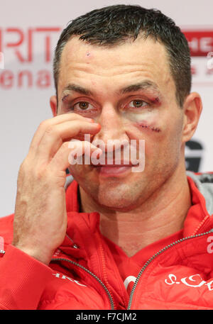 Vladimir Klitschko reagiert während einer Pressekonferenz nach der World Heavyweight Titel Kampf gegen britische Boxer Tyson Fury (nicht abgebildet) in der Esprit Arena in Düsseldorf, 28. November 2015. Tyson Fury of Britain ist neuer Schwergewichts-Weltmeister nach dem Sieg über lang regierende Ukrainer Vladimir Klitschko in einem einstimmigen Beschluss in Düsseldorf. Fury, 27, gewann die Titel der drei wichtigsten Ranking Organisationen, IBF, WBO und WBA, vor 45.000 Zuschauern eine Partituren von 115-112, 115-112 und 116-111. Foto: FRISO GENTSCH/dpa Stockfoto