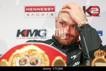 Tyson Fury reagiert während einer Pressekonferenz nach der World Heavyweight Titel Kampf gegen ukrainische Boxer Vladimir Klitschko (nicht abgebildet) in der Esprit Arena in Düsseldorf, 28. November 2015. Tyson Fury of Britain ist neuer Schwergewichts-Weltmeister nach dem Sieg über lang regierende Ukrainer Vladimir Klitschko in einem einstimmigen Beschluss in Düsseldorf. Fury, 27, gewann die Titel der drei wichtigsten Ranking Organisationen, IBF, WBO und WBA, vor 45.000 Zuschauern eine Partituren von 115-112, 115-112 und 116-111. Foto: FRISO GENTSCH/dpa Stockfoto