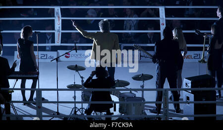 Düsseldorf, Deutschland. 28. November 2015. Britische Sängerin Rod Stewart (C) führt in der Esprit Arena in Düsseldorf, 28. November 2015. Foto: FRISO GENTSCH/Dpa/Alamy Live News Stockfoto