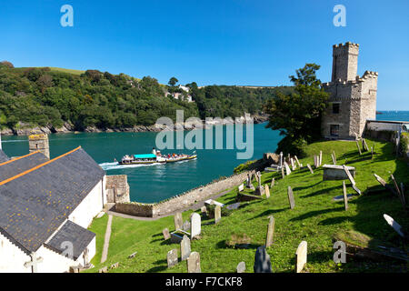 Der erhaltene Raddampfer "Kingswear Castle" übergibt Dartmouth Schloss am Fluss Dart, Devon, England, UK Stockfoto