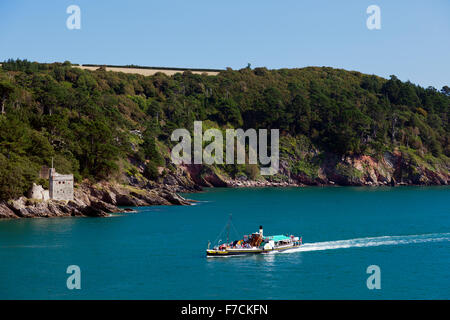 Der erhaltene Raddampfer "Kingswear Castle" geht die eigentliche Kingswear Castle am Fluss Dart, Devon, England, UK Stockfoto