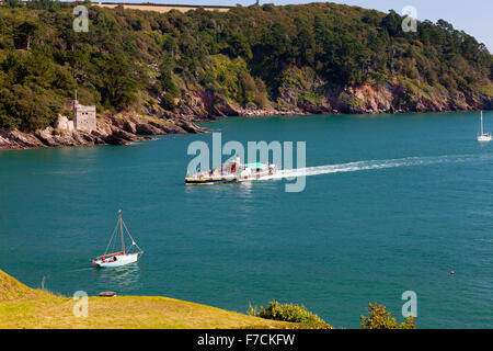 Der erhaltene Raddampfer "Kingswear Castle" geht die eigentliche Kingswear Castle am Fluss Dart, Devon, England, UK Stockfoto