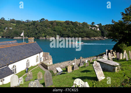 Der erhaltene Raddampfer "Kingswear Castle" übergibt Dartmouth Schloss am Fluss Dart, Devon, England, UK Stockfoto