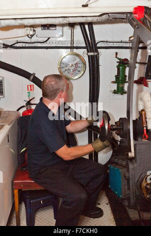 Nigel Thomas, Ingenieur der erhaltene Raddampfer "Kingswear Castle" an den Reglern im Motor Raum, Devon, England, UK Stockfoto