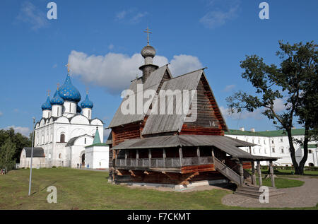 Die hölzerne Kirche des Heiligen Nikolaus, mit der Geburt der Jungfrau Maria Kathedrale hinter Susdal, Vladimir Oblast, Russland. Stockfoto