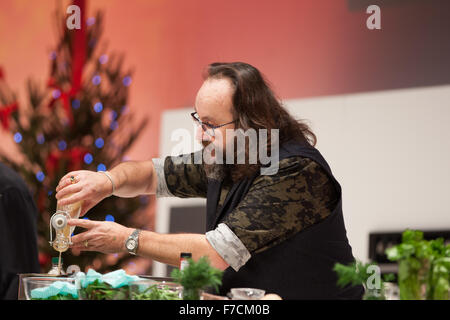 Birmingham, Vereinigtes Königreich. 29. November 2015. Behaarte Biker auf der Supertheatre Bühne kochen einen Sturm auf das gute Essen zeigen Winter im NEC in Birmingham. Bildnachweis: Steven Reh/Alamy Live News Stockfoto