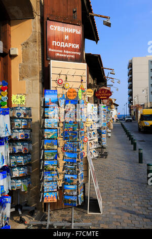 Russische Zeichen und Postkarten auf Anzeige außen einen Souvenir Shop in Larnaca, Zypern. Stockfoto