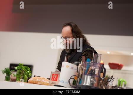 Birmingham, Vereinigtes Königreich. 29. November 2015. Behaarte Biker auf der Supertheatre Bühne kochen einen Sturm auf das gute Essen zeigen Winter im NEC in Birmingham. Bildnachweis: Steven Reh/Alamy Live News Stockfoto