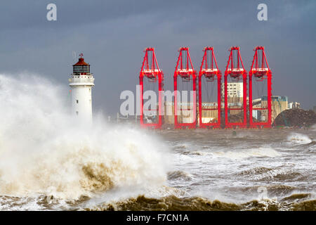 Gefährliche Wellen, New Brighton, Wirral, Großbritannien, 29. November 2015. UK Wetter Fort Barsch Leuchtturm, Gale Force winds lash Nord - West Coast und der Mündung in den Fluss Mersey. Sturm Clodagh zerschlägt, Großbritannien mit 70 mph Stürme als riesige Wellen Teig die Küste. Stockfoto