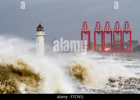 Gefährliche Wellen, New Brighton, Wirral, Großbritannien, 29. November 2015. UK Wetter Fort Barsch Leuchtturm, Gale Force winds lash Nord - West Coast und der Mündung in den Fluss Mersey. Sturm Clodagh zerschlägt, Großbritannien mit 70 mph Stürme als riesige Wellen Teig die Küste. Stockfoto