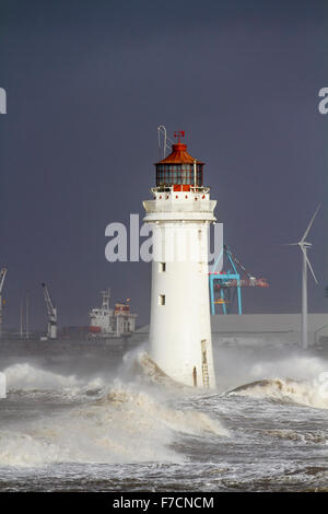 Gefährliche Wellen, New Brighton, Wirral, Großbritannien, 29. November 2015. UK Wetter Fort Barsch Leuchtturm, Gale Force winds lash Nord - West Coast und der Mündung in den Fluss Mersey. Sturm Clodagh zerschlägt, Großbritannien mit 70 mph Stürme als riesige Wellen Teig die Küste. Stockfoto