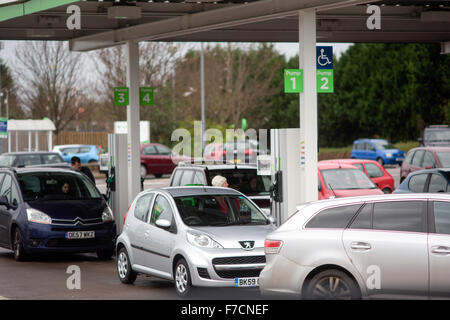 West Bridgeford, Nottinghamshire, UK:29th November 2015. Autofahrer-Ansturm auf ihre Fahrzeuge mit Kraftstoff am letzten Tag der Asda Preis-Tropfen Kraftstoff füllen Preise, Unleaded 99,7 und Diesel 103,7 pro Liter. Einige Trockenlauf knapp Vorplatz. Stockfoto