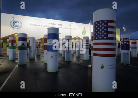 Le Bourget, Paris, Frankreich. 29. November 2015. Der Eingang zum COP21 Conference Center mit den Flaggen aller teilnehmenden Länder, einschließlich der Vereinigten Staaten von Amerika. Bildnachweis: David Bertho/Alamy Live-Nachrichten Stockfoto