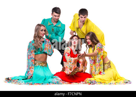 Cabaret-Tänzerin-Team tanzen. Retro-Mode-Stil, isoliert auf weißem Hintergrund in voller Länge. Stockfoto