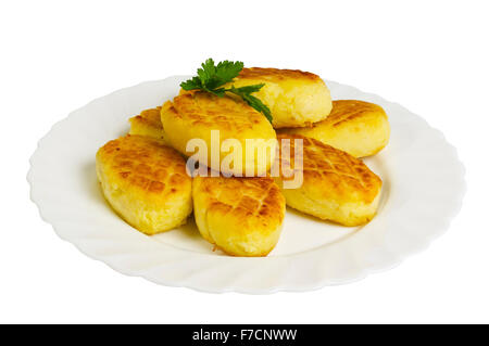 Kartoffelpuffer mit Pilzen auf dem Teller, isoliert auf weißem Hintergrund Stockfoto