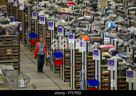 Amazon Warehouse Erfüllung Zentrum in Swansea, Südwales. Amazon haben eine Anzahl von zusätzlichem Personal eingestellt, für Weihnachten. Stockfoto