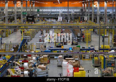 Amazon Warehouse Erfüllung Zentrum in Swansea, Südwales. Amazon haben eine Anzahl von zusätzlichem Personal eingestellt, für Weihnachten. Stockfoto