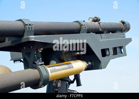 Die Nahaufnahme von Verteidigung Waffe auf das Militärfahrzeug Stockfoto