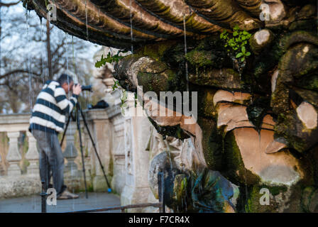 Ein unbekannter Fotograf fotografiert am 15. April 2014 in einem Park in London, Vereinigtes Königreich. Stockfoto