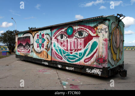 Alten Eisenbahnwaggons in Puerto Madryn, Chubut, Argentinien die Straßenkunst Graffiti auf sie haben. Stockfoto