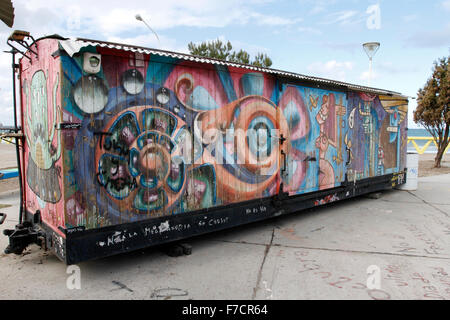 Alten Eisenbahnwaggons in Puerto Madryn, Chubut, Argentinien die Straßenkunst Graffiti auf sie haben. Stockfoto