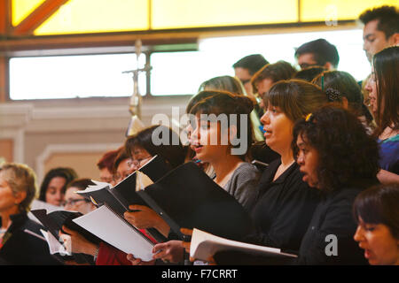 Chor Proben in einer Kirche. Stockfoto