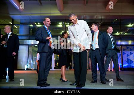 Tragen traditionellen Barong Tagalog Shirts, US-Präsident Barack Obama Witze mit Ben Rhodes und Susan Rice nach dem APEC Führer Essen 18. November 2015 in Pasay, Metro Manila, Philippinen. Stockfoto