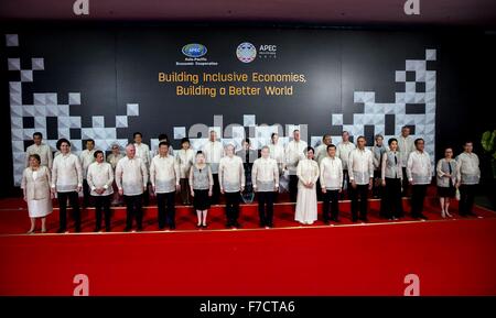 Traditionellen Barong Tagalog Hemden, stehen US-Präsident Barack Obama und andere Führer der Welt für die APEC Leaders Summit Gruppenfoto während der Willkommens-Dinner in der Mall von Asien Arena 18. November 2015 in Pasay, Metro Manila, Philippinen. Stockfoto