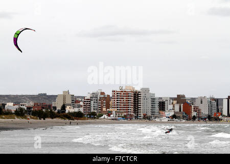 junge Frau Kite-Surfen auf dem Meer. Stockfoto