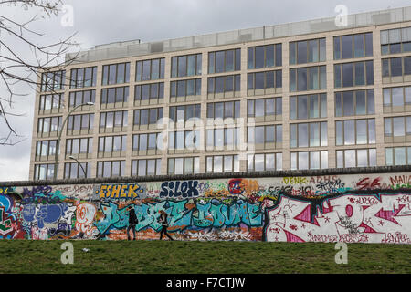 Menschen zu Fuß entlang der Berliner Mauer an der East Side Gallery Stockfoto