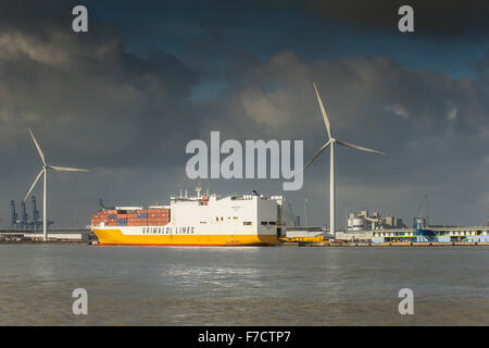 Das Containerschiff festgemacht Grande Kongo am Hafen von Tilbury an der Themse. Stockfoto