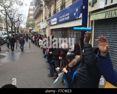 Paris, Frankreich. 29. November 2015. Demonstranten bilden eine Menschenkette um Klimaschutz am Boulevard Voletaire in Paris, Frankreich, 29. November 2015 zu fördern. Trotz des Verbots Rallye in Paris bildeten menschliche Ketten in der französischen Hauptstadt. Foto: Gerd Roth/Dpa - NO-Draht-SERVICE-/ Dpa/Alamy Live News Stockfoto