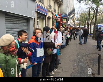 Paris, Frankreich. 29. November 2015. Demonstranten bilden eine Menschenkette um Klimaschutz am Boulevard Voletaire in Paris, Frankreich, 29. November 2015 zu fördern. Trotz des Verbots Rallye in Paris bildeten menschliche Ketten in der französischen Hauptstadt. Foto: Gerd Roth/Dpa - NO-Draht-SERVICE-/ Dpa/Alamy Live News Stockfoto