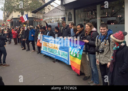 Paris, Frankreich. 29. November 2015. Demonstranten bilden eine Menschenkette um Klimaschutz am Boulevard Voletaire in Paris, Frankreich, 29. November 2015 zu fördern. Trotz des Verbots Rallye in Paris bildeten menschliche Ketten in der französischen Hauptstadt. Foto: Gerd Roth/Dpa/Alamy Live News Stockfoto